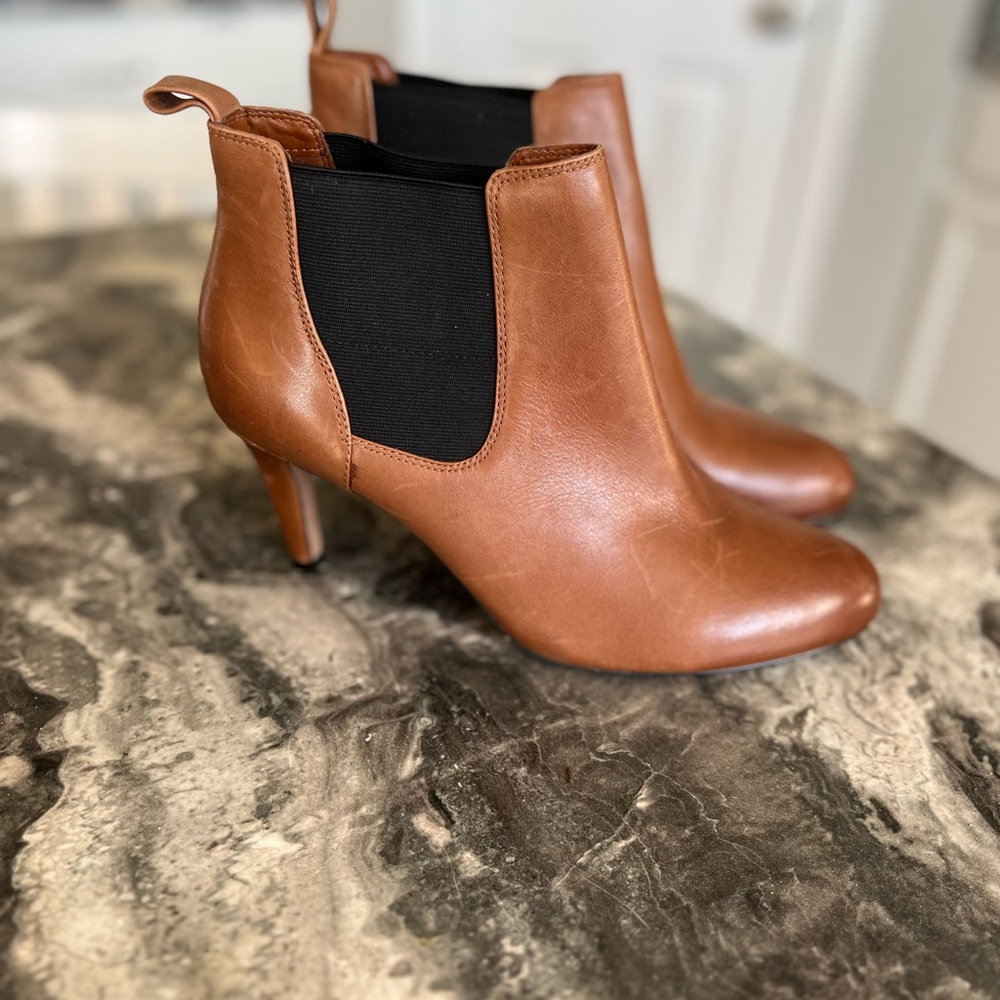 Clarks Tan Leather "Carlita Quinn" Chelsea Ankle Boots booties heels Size 8.5